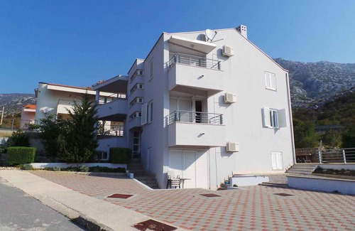 Ribarica Apartment | Holiday apartment with pool use and air conditioning