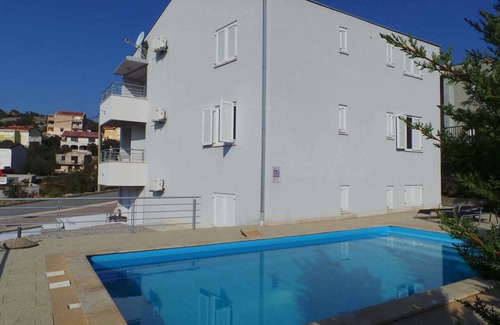 Ribarica Apartment | Holiday apartment with pool use and air conditioning