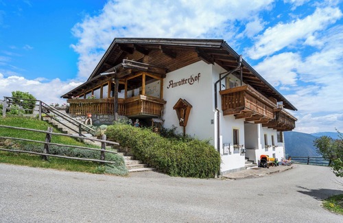 Spinga Apartment | Holiday Apartment "Sonnenschein" with Mountain View, Balcony & Wi-Fi