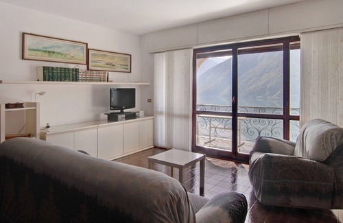 Albogasio Apartment | Holiday Apartment ‘Vista Lago di Lugano'' directly by the Lake with Balcony