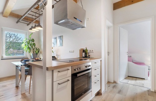 Leiselheim Apartment | Holiday Apartment 'Kirsche' with Shared Terrace, Shared Garden and Wi-Fi