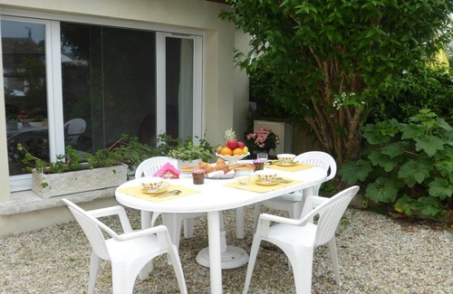 Arromanches-les-Bains Apartment | Holiday Home in Arromanches by Sandy Beach
