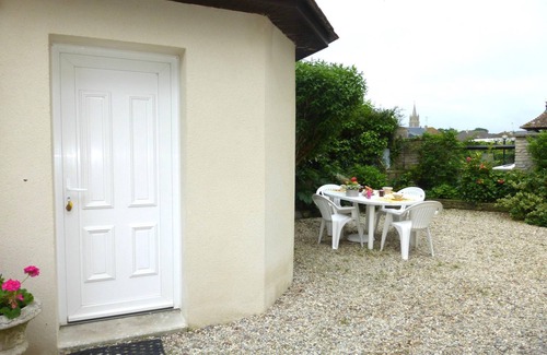 Arromanches-les-Bains Apartment | Holiday Home in Arromanches by Sandy Beach