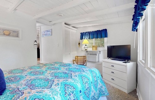 Saugatuck Resort | Holiday Hill Resort "The Treehouse" Unit 722