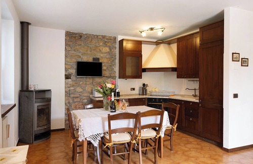 San Zeno di Montagna House | Holiday Home 'Villetta Singola' with Lake View, Private Terrace and Wi-Fi