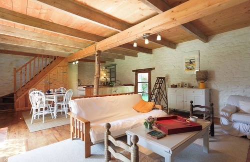 Pommerit-le-Vicomte House | Holiday Home 'Longère De La Croix Blanche' with Private Garden