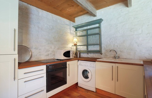 Pommerit-le-Vicomte House | Holiday Home 'Longère De La Croix Blanche' with Private Garden