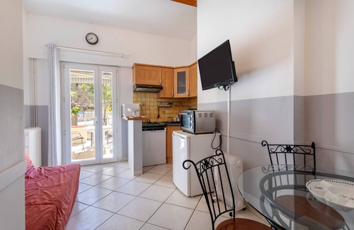 Reynes House | Holiday Home 3 with Mountain View, Shared Pool