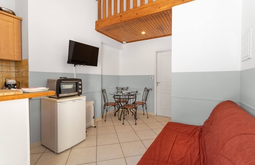 Reynes House | Holiday Home 3 with Mountain View, Shared Pool