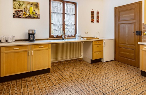 Urach House | Holiday Home "Altes Pfarrhaus" with Private Garden & Wi-Fi