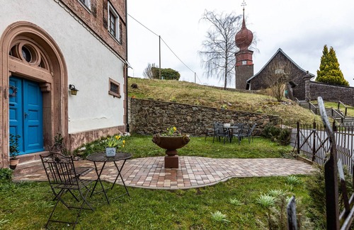 Urach House | Holiday Home "Altes Pfarrhaus" with Private Garden & Wi-Fi