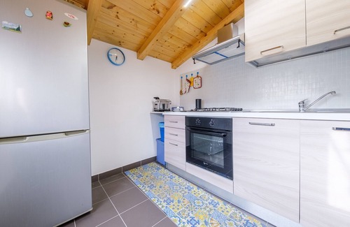 Pace del Mela Apartment | Holiday Home 'Appartamento Smeralda' with Private Terrace, Wi-Fi and Air Conditioning