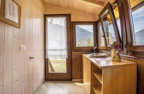 Pur House | Holiday Home "Camilla" with Lake Views, Garden & Wi-Fi