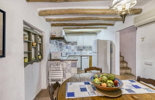 Montiro House | Holiday Home 'Can Roca' with Private Terrace, Wi-Fi and Air Conditioning