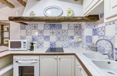 Montiro House | Holiday Home 'Can Roca' with Private Terrace, Wi-Fi and Air Conditioning