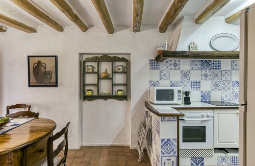 Montiro House | Holiday Home 'Can Roca' with Private Terrace, Wi-Fi and Air Conditioning