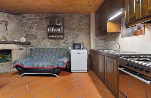 Rossas House | Holiday Home 'Casa Do Boticas' with Mountain View, Shared Pool and Wi-Fi
