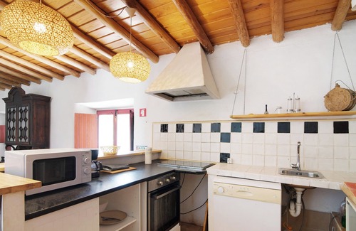 Loule House | Holiday Home 'Casa Do Monte Da Portela' with Shared Pool, Private Terrace and Wi-Fi