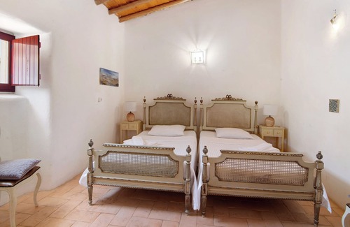 Loule House | Holiday Home 'Casa Do Monte Da Portela' with Shared Pool, Private Terrace and Wi-Fi