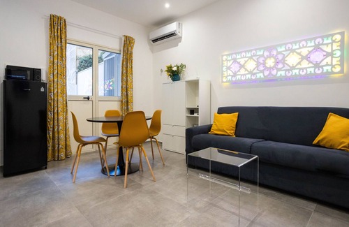 Ruggero Settimo House | Holiday Home 'Casanica2' with Shared Terrace & Wi-Fi