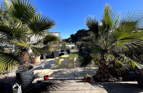 Pomerols House | Holiday Home 'Chalet Avec Piscine Couverte' with Shared Pool, Private Terrace and Air Conditioning