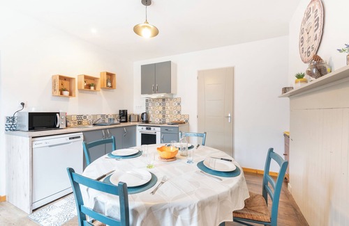 Heches House | Holiday Home 'Chez Bob' with Mountain View and Wi-Fi