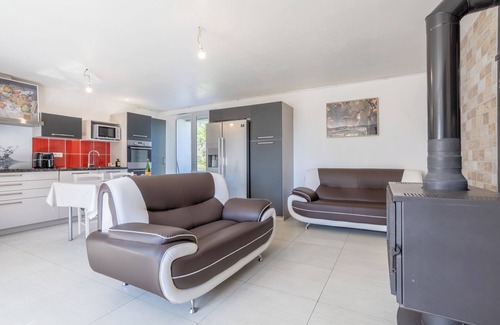 Meslan House | Holiday Home 'Corps de Ferme au Calme' with Garden