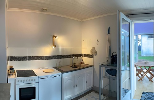 Salles sur Mer House | Holiday Home 'Cottage Chaleureux Proche Ocean' with Private Terrace, Wi-Fi and Air Conditioning