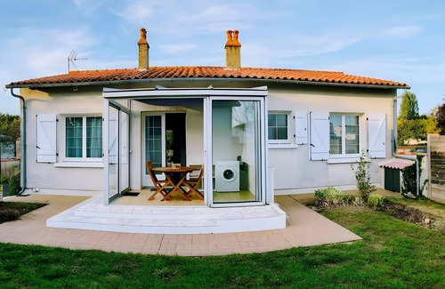 Salles sur Mer House | Holiday Home 'Cottage Chaleureux Proche Ocean' with Private Terrace, Wi-Fi and Air Conditioning