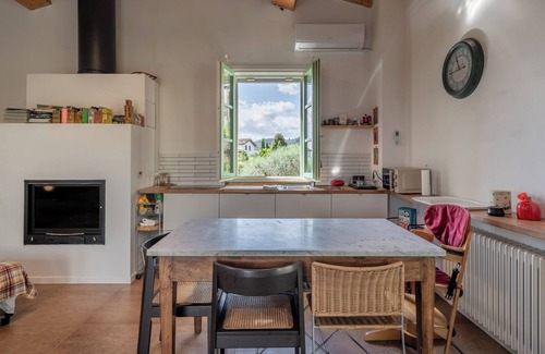 Colle di Compito House | Holiday Home 'Dulù - Luminoso Spazio' with Shared Garden, Balcony and Wi-Fi