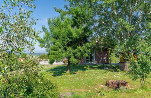 Colle di Compito House | Holiday Home 'Dulù - Luminoso Spazio' with Shared Garden, Balcony and Wi-Fi