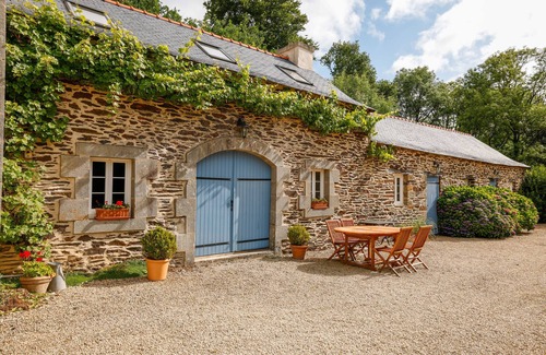 Loperec House | Holiday Home 'Équestre Du Dourdu Avec Spa' with Shared Garden and Wi-Fi