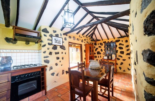 Icod de los Vinos House | Holiday Home in El Amparo with Sea Views