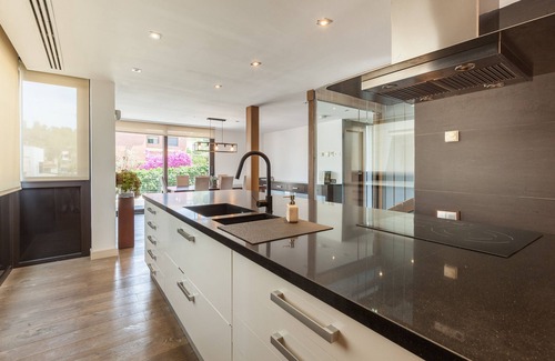 El Papiol House | Holiday Home 'Espai Oliveres' with Private Pool, Wi-Fi and Air Conditioning