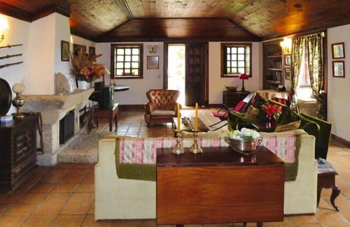 Varzea da Ovelha e Aliviada House | holiday home, Folhada