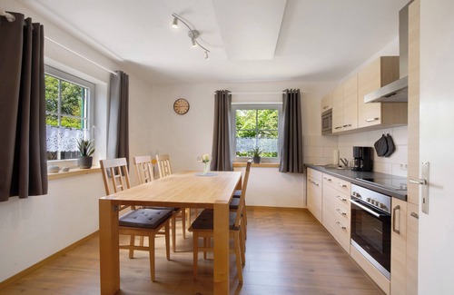 Rofingen House | Holiday Home 'Frieda' with Private Garden and Wi-Fi