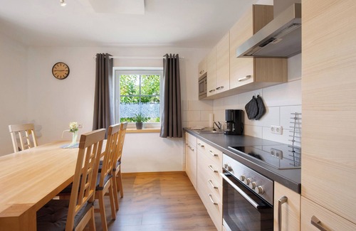 Rofingen House | Holiday Home 'Frieda' with Private Garden and Wi-Fi