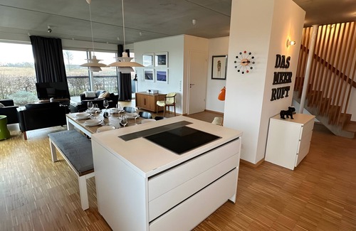 Neuharlingersiel House | Holiday Home 'Großzügiges Modernes' with Shared Terrace, Private Garden and Wi-Fi