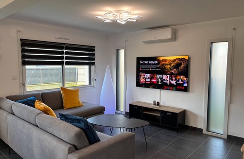 Pleumeur-Bodou House | Holiday Home 'Garogwen 4p By Madame Est Servie' with Private Terrace, Private Garden and Wi-Fi