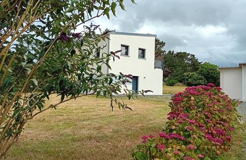 Pleumeur-Bodou House | Holiday Home "Gite Jours Tranquilles" with Private Terrace and Wi-Fi