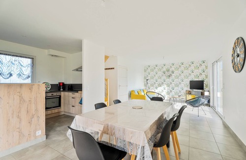 Corseul House | Holiday Home 'Gite Les Portes De Montafilan' with Private Terrace and Garden