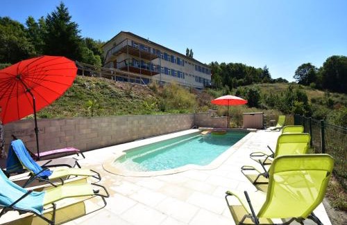 Cuzy House | Holiday Home in Luzy with Fenced Garden