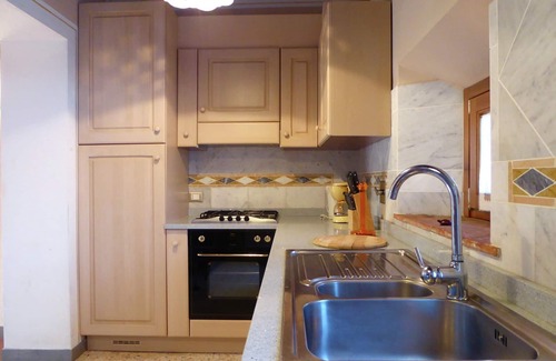 Montecarelli House | Holiday Home in Montecarelli with Pool