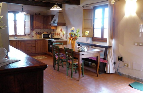 Montecarelli House | Holiday Home in Montecarelli with Pool