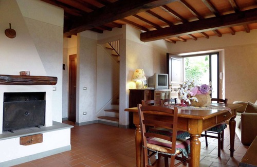 Montecarelli House | Holiday Home in Montecarelli with Pool