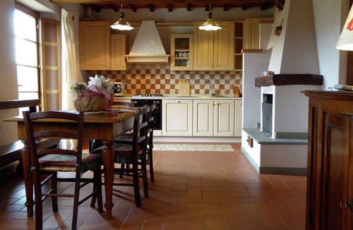 Montecarelli House | Holiday Home in Montecarelli with Pool