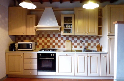 Montecarelli House | Holiday Home in Montecarelli with Pool