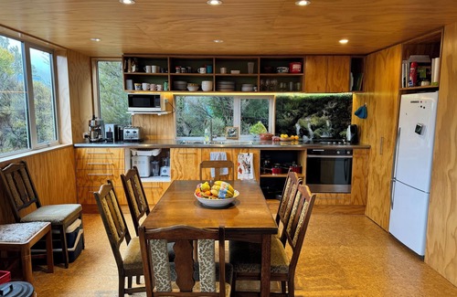 St. Arnaud House | Holiday Home in Nelson Lakes- a peaceful bushy retreat in St Arnaud.