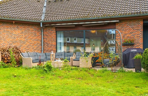 Fedderwardergroden House | Holiday Home 'Küstenglück' with Private Terrace, Shared Garden and Wi-Fi