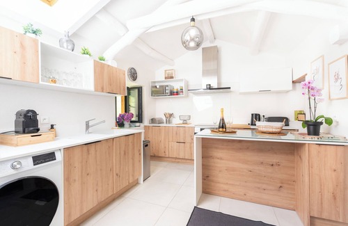 Accous House | Holiday Home 'L'authentik' with Mountain View, Private Terrace and Air Conditioning